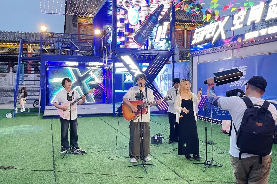 　　六月，在舊時光里與時光驛巷傳統(tǒng)小吃作坊街撞了個滿懷