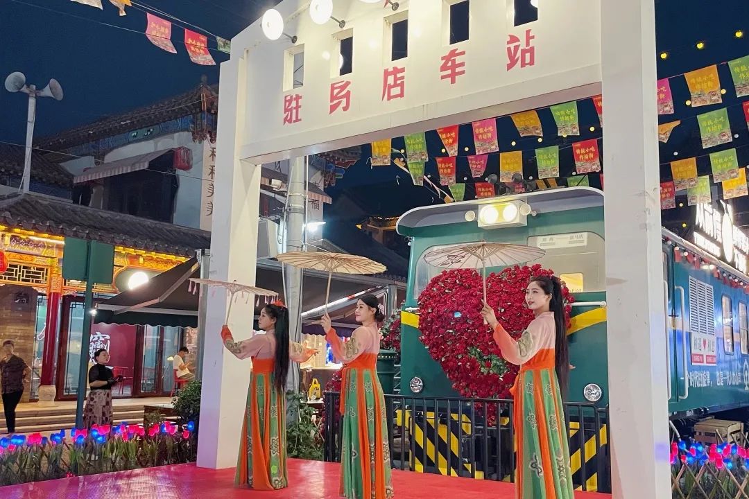 　　六月，在舊時光里與時光驛巷傳統(tǒng)小吃作坊街撞了個滿懷