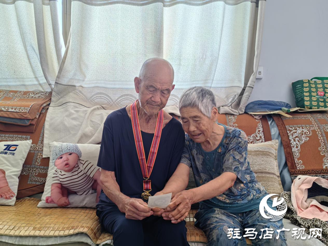 烽火老兵憶崢嶸：兩枚黨徽映照不變初心