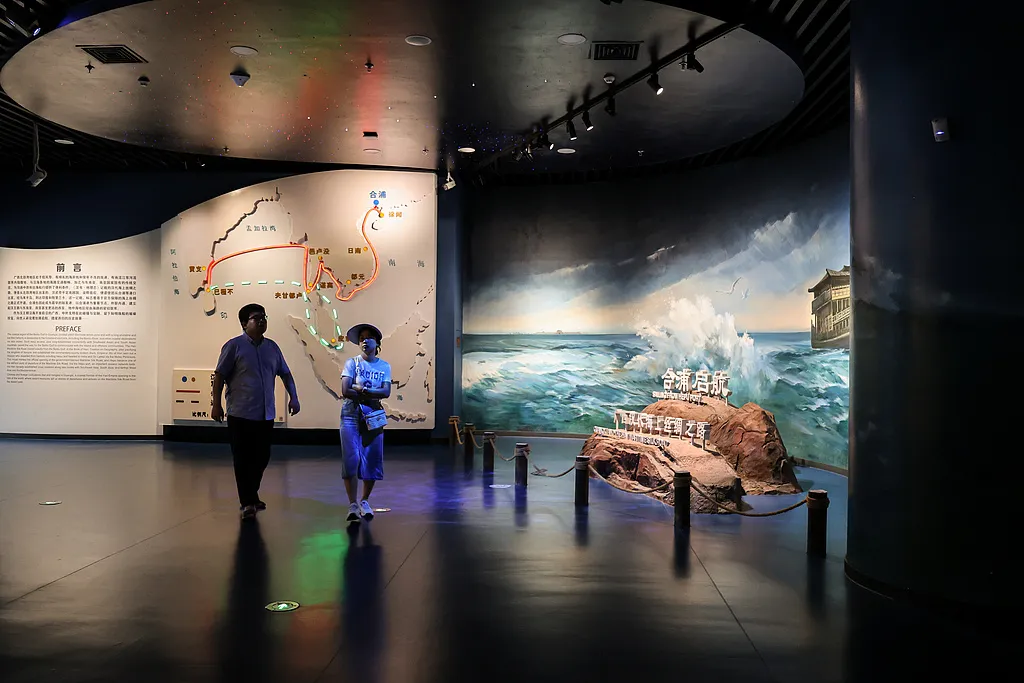 文博日歷丨誰家玻璃杯“穿越”了？這可是實打實的漢代產品