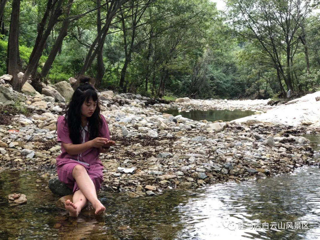 躲進小溪的夏天，娃追著小魚，我追著娃~