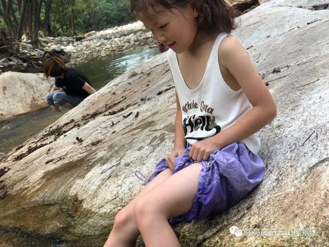 躲進小溪的夏天，娃追著小魚，我追著娃~