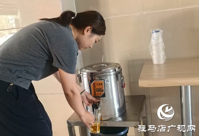 中原銀行駐馬店分行：夏日送清涼 溫情暖人心