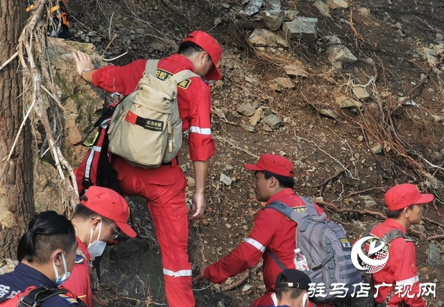泌陽縣蛟龍救援隊在北京市懷柔區實施災后排查搜救作業