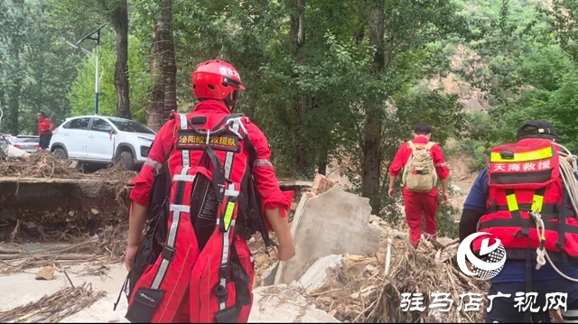 泌陽縣蛟龍救援隊在北京市懷柔區實施災后排查搜救作業