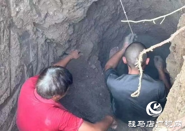 新蔡縣孫召鎮：第一書記李冰下井徒手清障解民憂