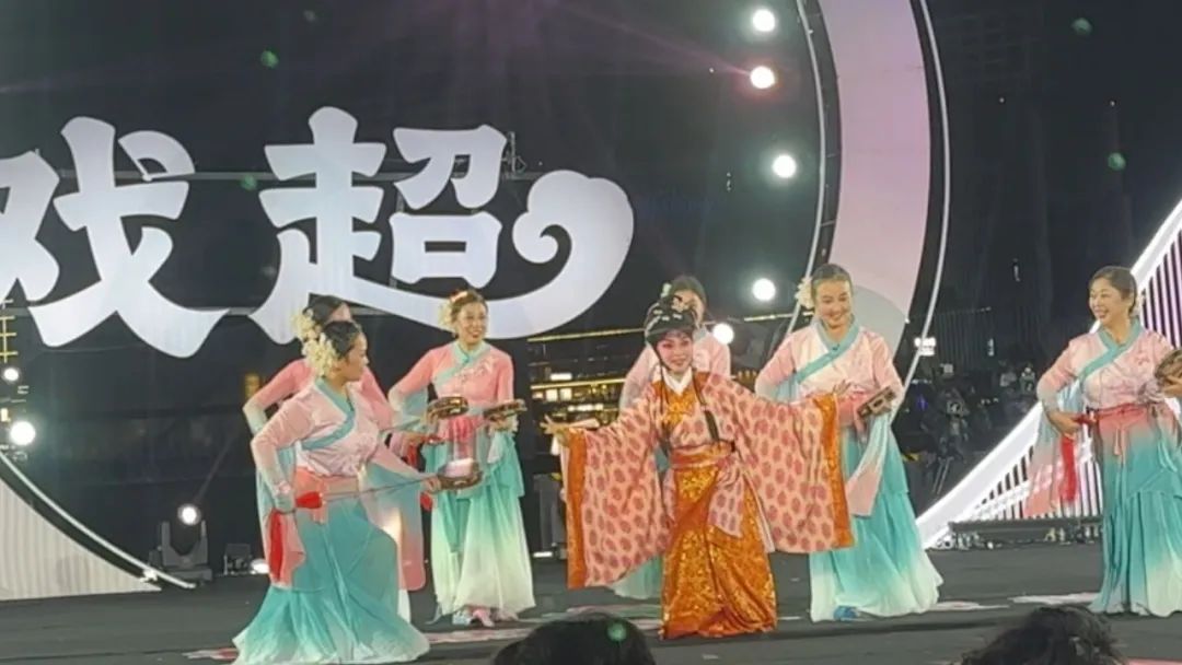 駐馬店摯地有戲隊(duì)閃耀《梨園春》俺村最有戲 總決賽舞臺(tái)