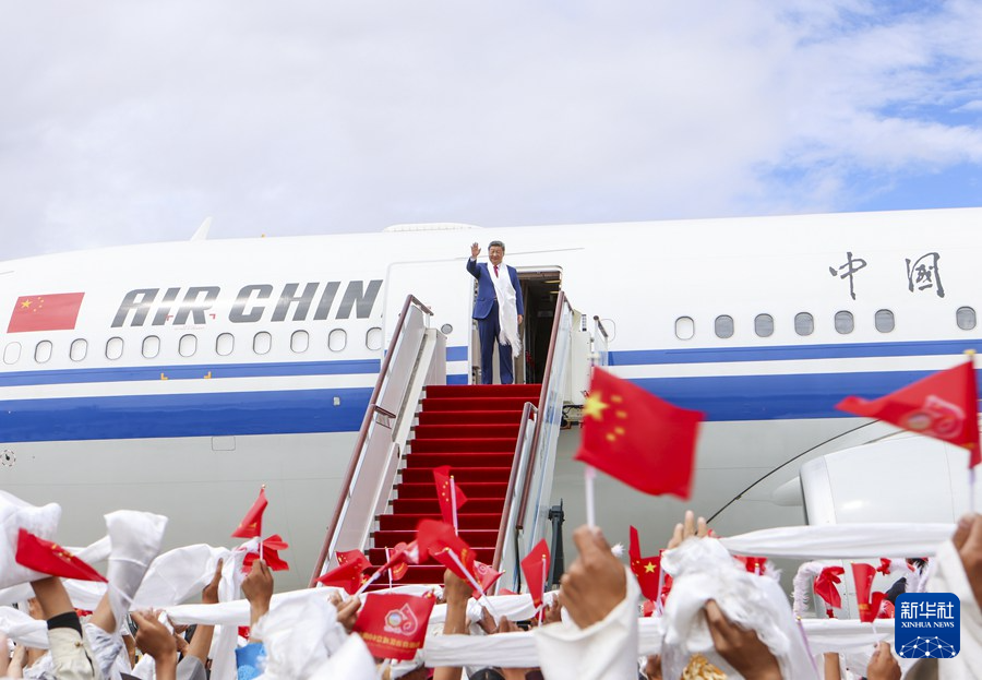 習近平在出席西藏自治區成立60周年慶祝活動后返回北京