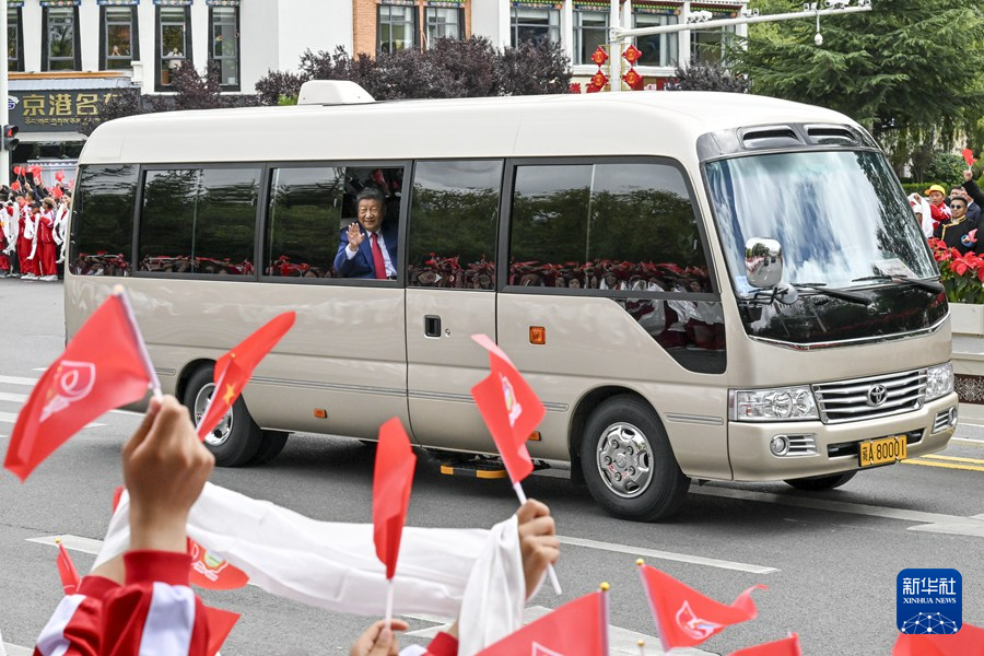 習近平在出席西藏自治區成立60周年慶祝活動后返回北京