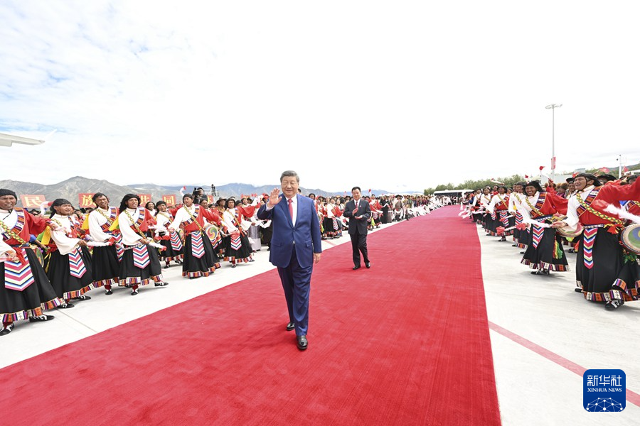 習近平在出席西藏自治區成立60周年慶祝活動后返回北京