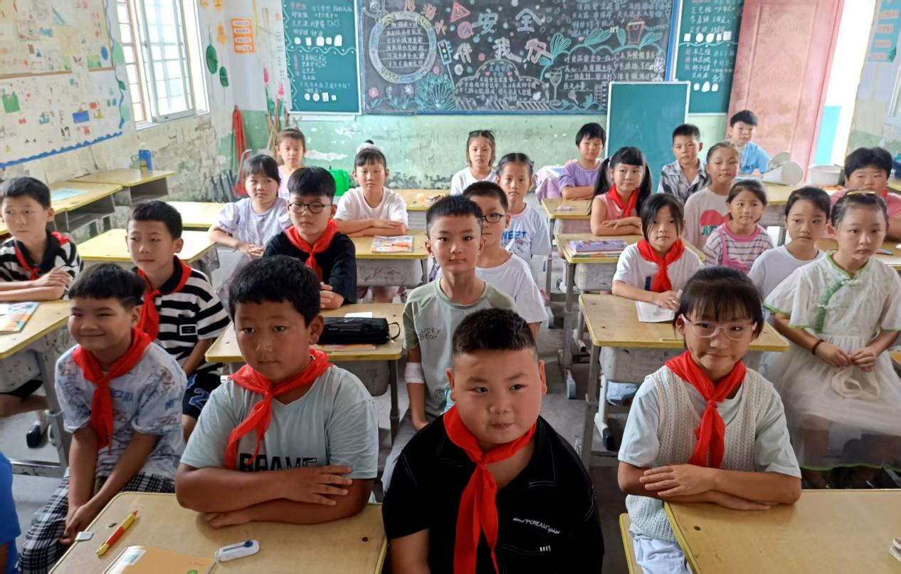 汝南縣古塔付樓小學少先隊員觀看抗戰勝利80周年紀念大會