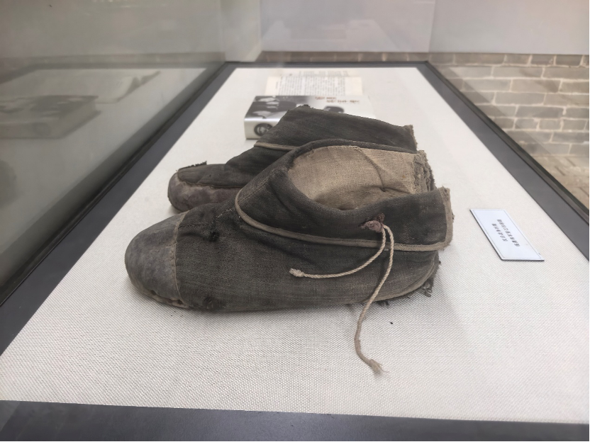 “老弟，這雙棉鞋給你穿”