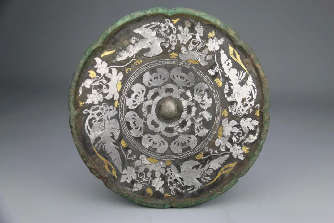 文博日歷丨唐代銅鏡上的“三人行，必有我師”