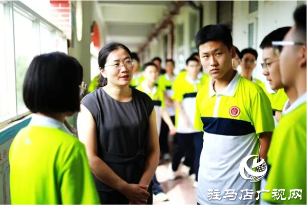 邱穩：教壇常青樹20余年堅守讓“因材施教”浸潤人心