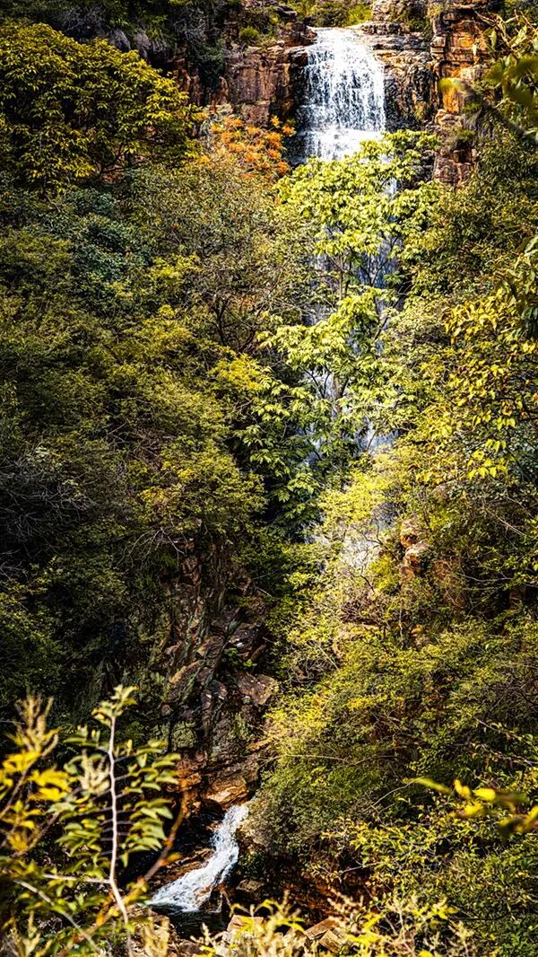 秋日秘境—駐馬店紅石崖竟藏著一道飛瀑流泉的仙境！