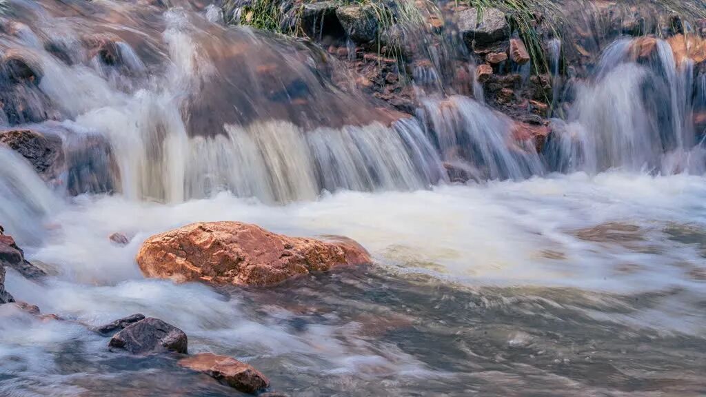 秋日秘境—駐馬店紅石崖竟藏著一道飛瀑流泉的仙境！