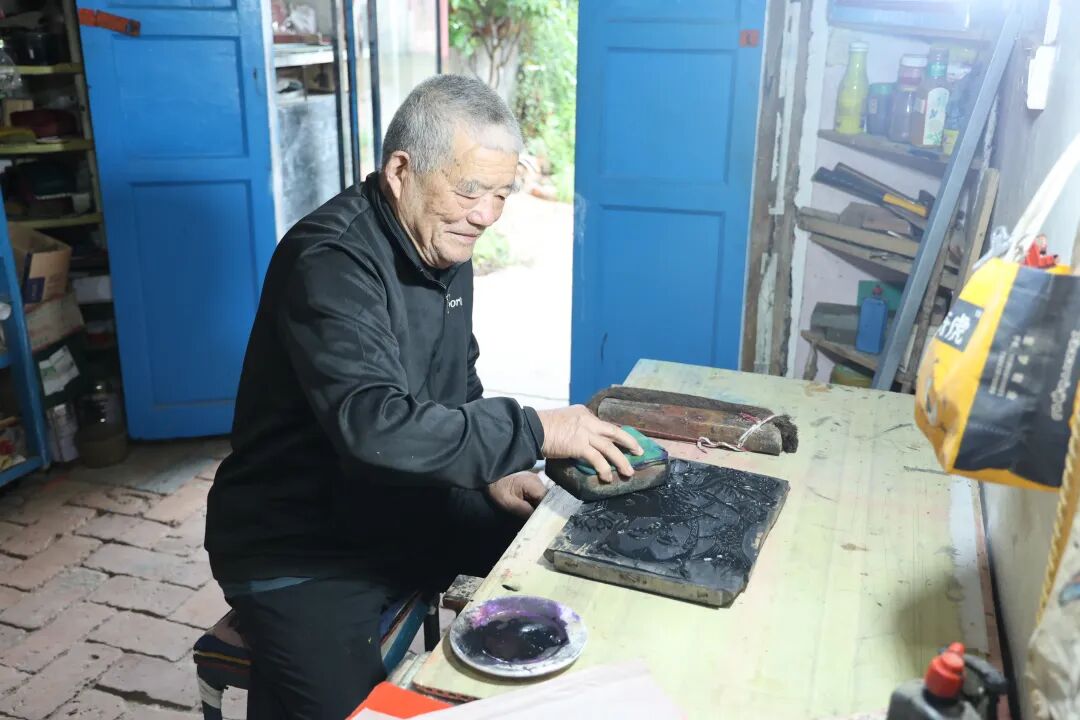 縣區動態｜92歲省級非遺傳承人李傳清 以刀為筆刻繪“德勝祥”年畫新韻