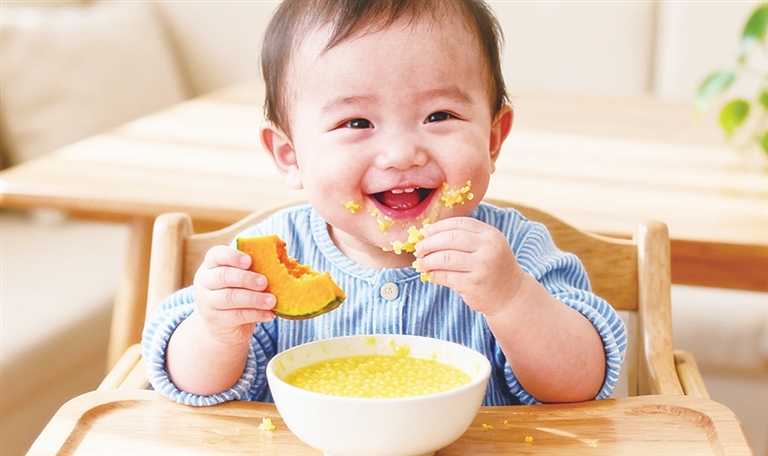 添加輔食 應(yīng)從少到多、從稀到稠