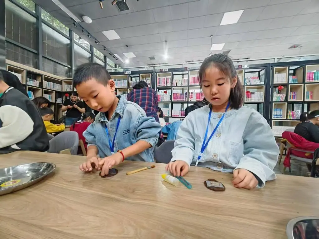 探秘非遺蓍草 傳承天中文脈 | 駐馬店市圖書館舉辦非遺蓍草手工制作活動