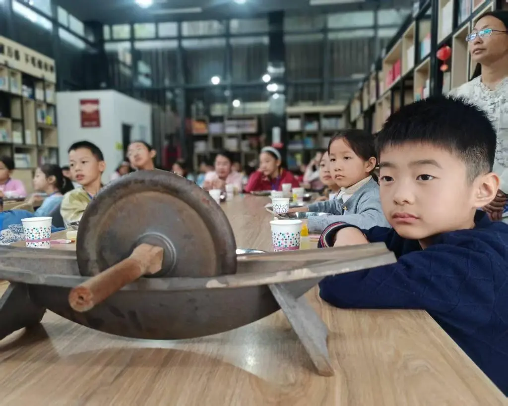探秘非遺蓍草 傳承天中文脈 | 駐馬店市圖書館舉辦非遺蓍草手工制作活動