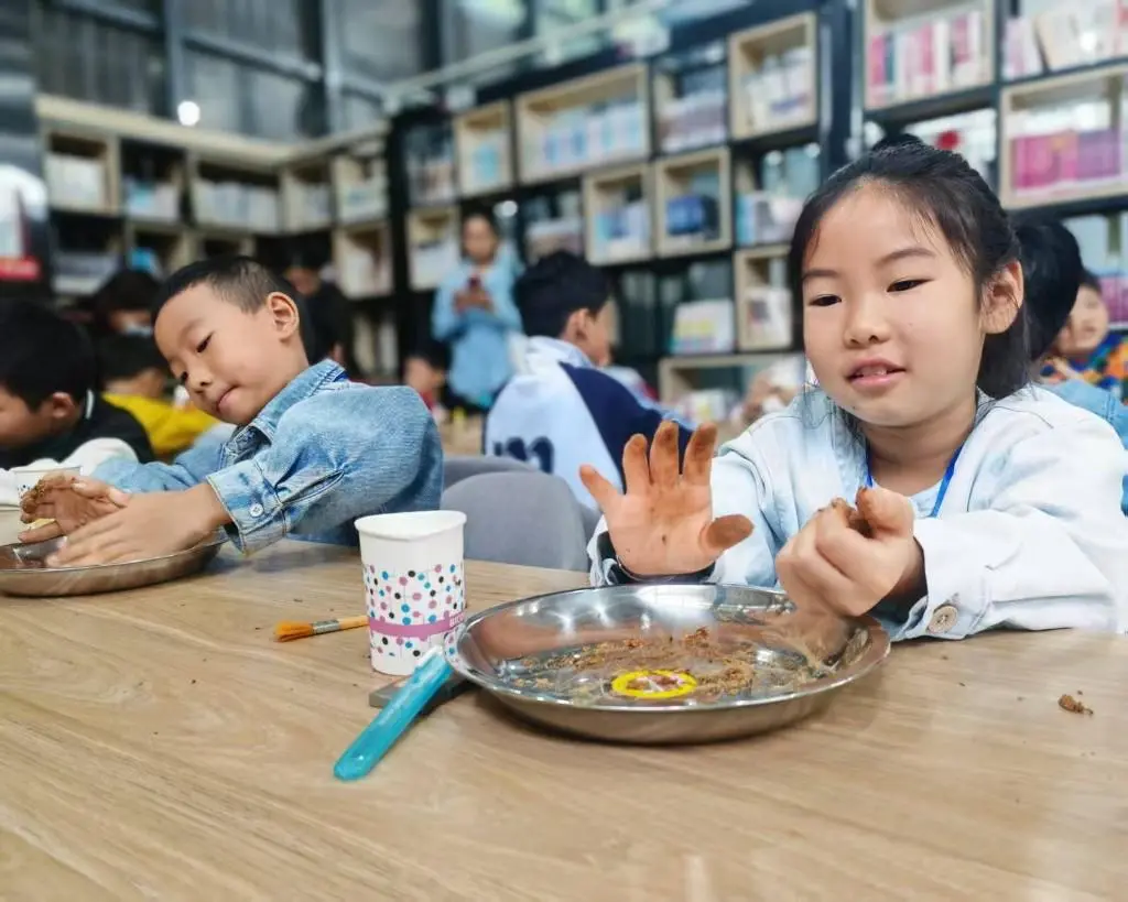 探秘非遺蓍草 傳承天中文脈 | 駐馬店市圖書館舉辦非遺蓍草手工制作活動