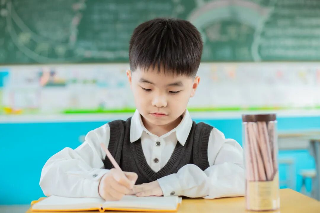 這種病正一點點偷走孩子的脊柱健康!做好3個方面,有效預防