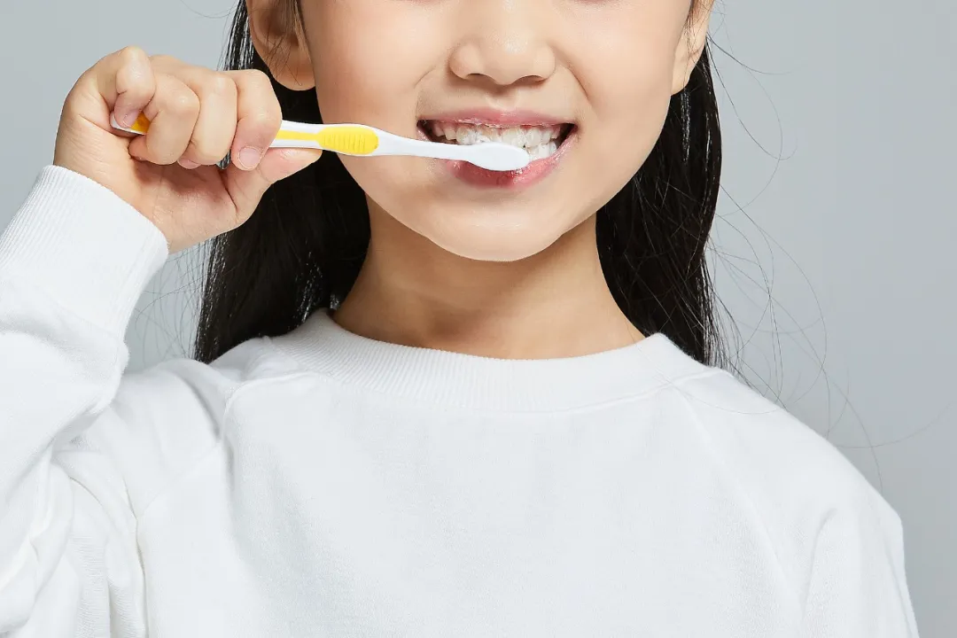 一天中最該刷牙的時刻，現在知道還不晚！
