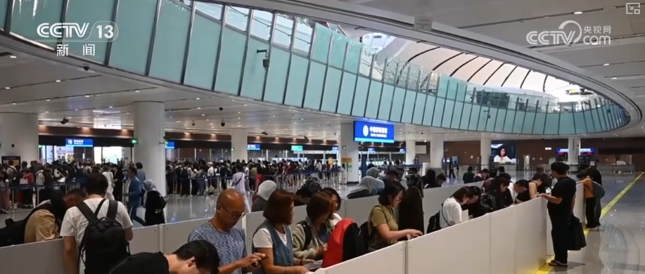 雙節同慶！中外旅客跨境游走旺 全國口岸迎出入境高峰