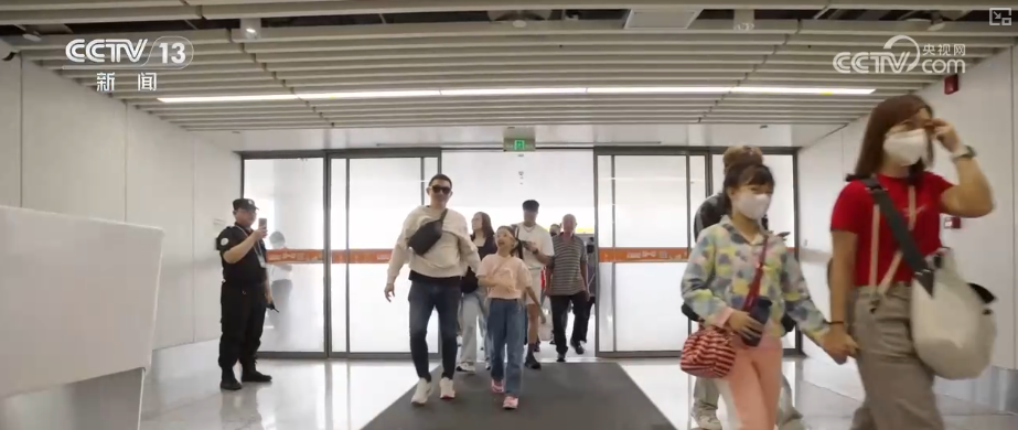 雙節同慶！中外旅客跨境游走旺 全國口岸迎出入境高峰