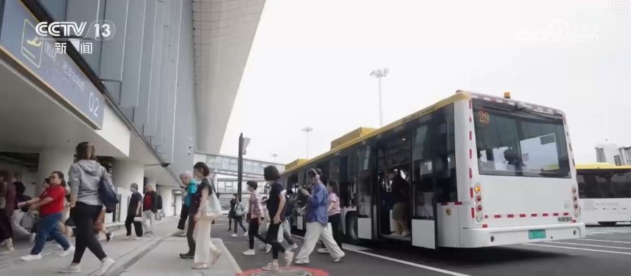 雙節同慶！中外旅客跨境游走旺 全國口岸迎出入境高峰