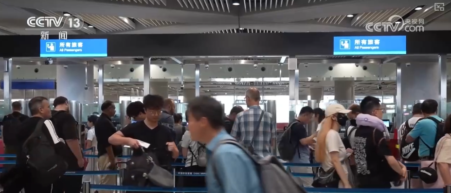 雙節同慶！中外旅客跨境游走旺 全國口岸迎出入境高峰