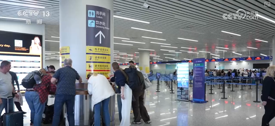 雙節同慶！中外旅客跨境游走旺 全國口岸迎出入境高峰