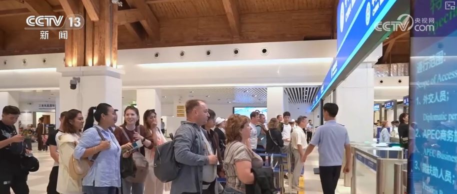 雙節同慶！中外旅客跨境游走旺 全國口岸迎出入境高峰