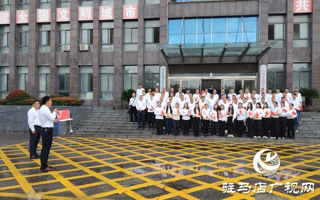  西平縣柏城街道：雨中升旗迎國慶 赤心向黨踐擔當