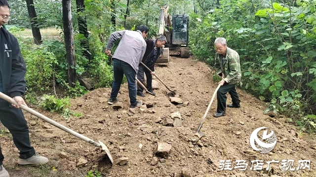 泌陽縣付莊鄉:搶修田間路 護航秋收工作