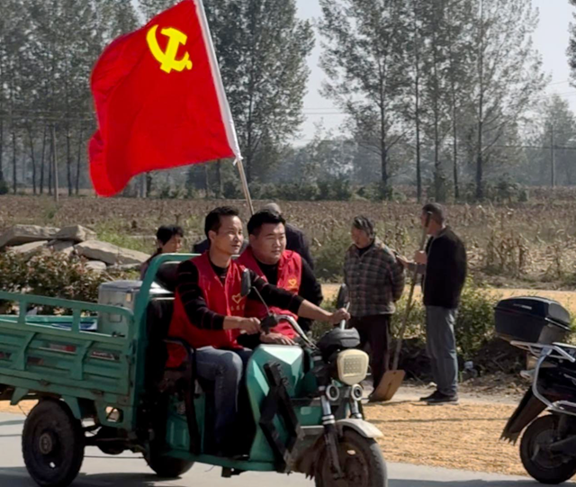 驛城區水屯鎮：村支書自費為村民送餐 暖心服務解曬糧難題??