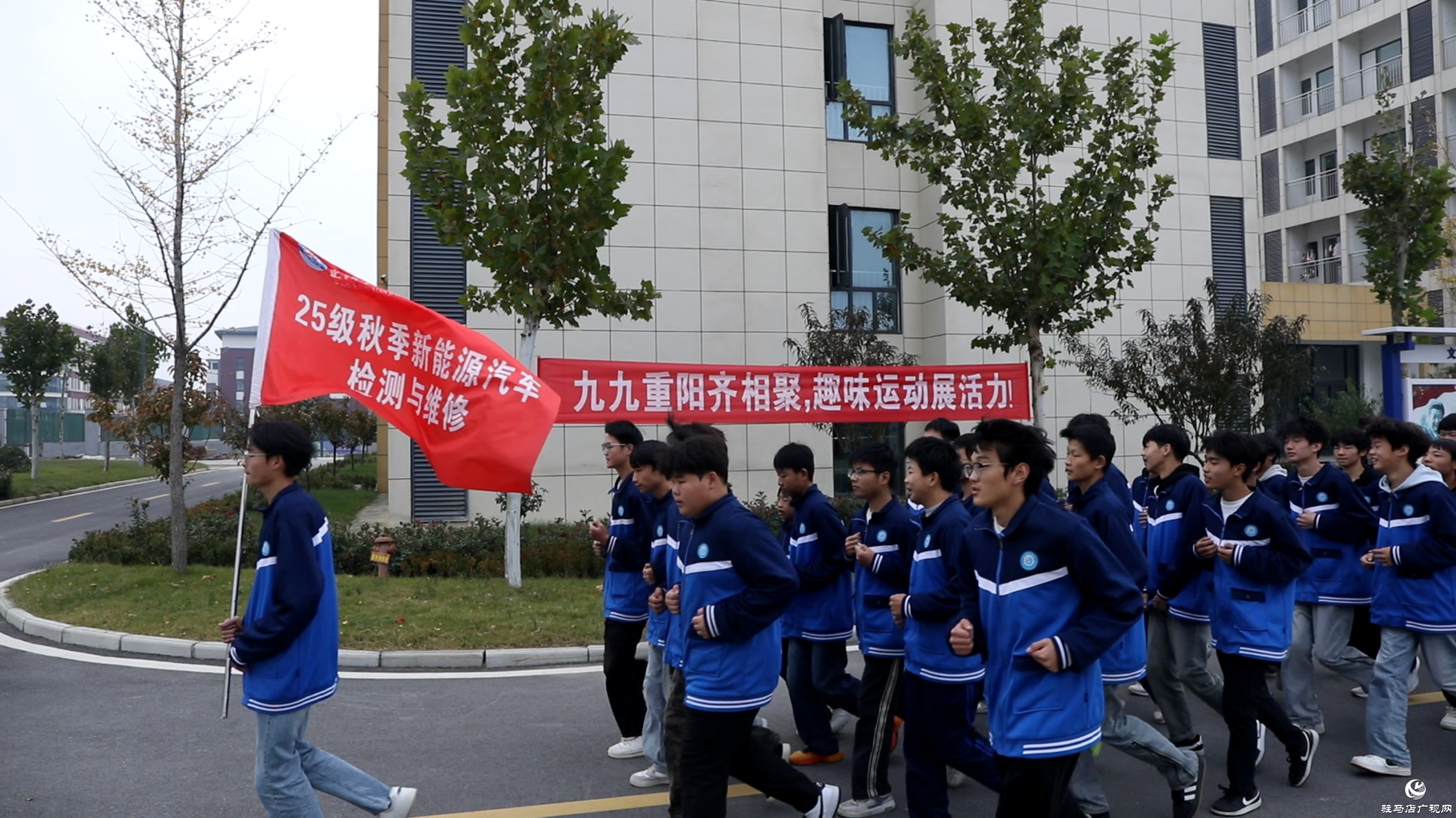 正陽縣技工學校：師生同樂慶重陽 凝心聚力展風采