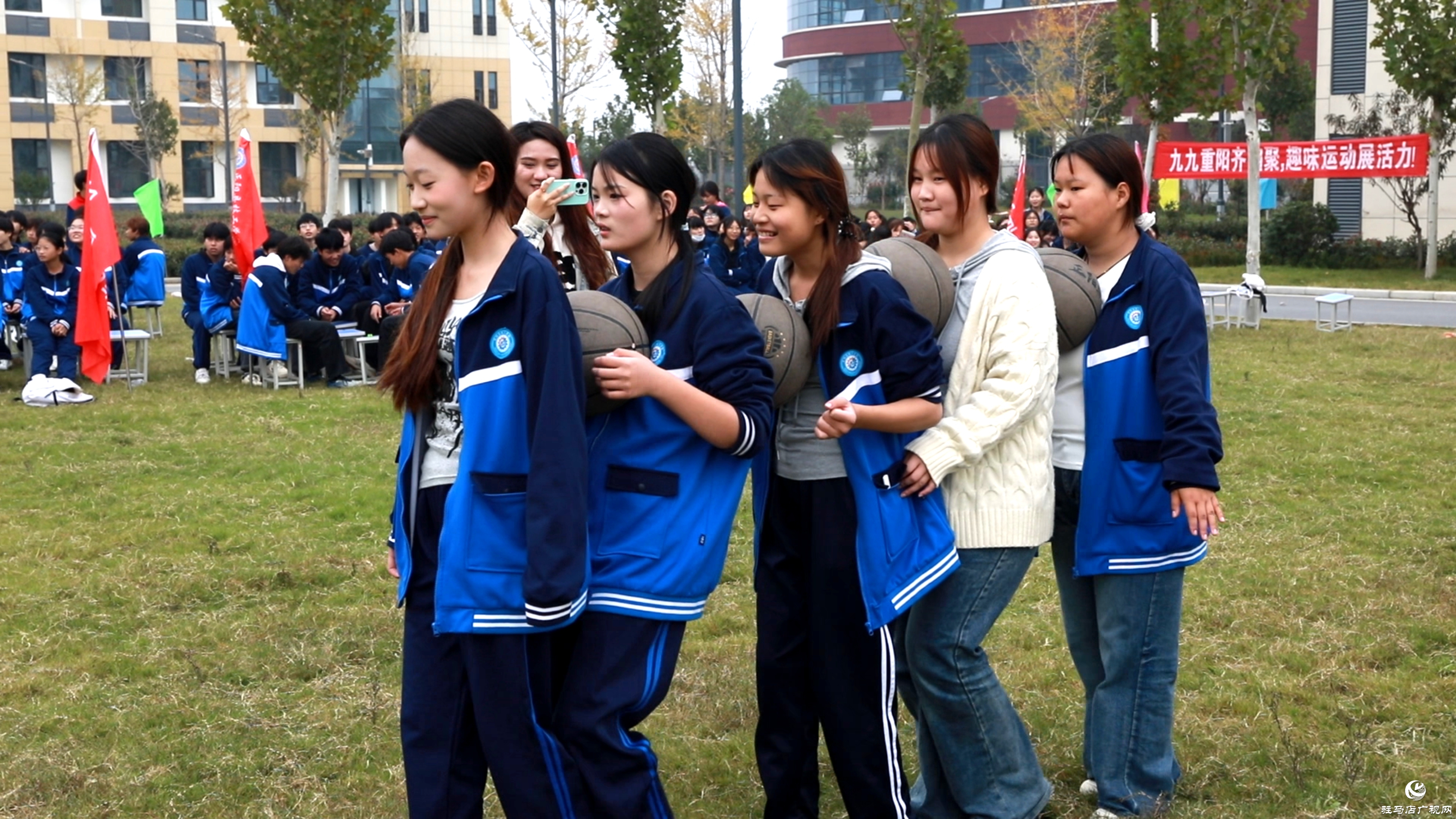 正陽縣技工學校：師生同樂慶重陽 凝心聚力展風采