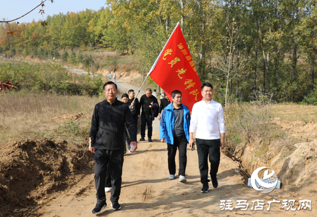 泌陽融媒中心走進王店鎮“芳香小鎮”慶祝第26個記者節