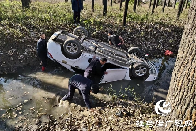 平輿：一轎車側翻入溝四人被困 警民攜手寒水中成功營救