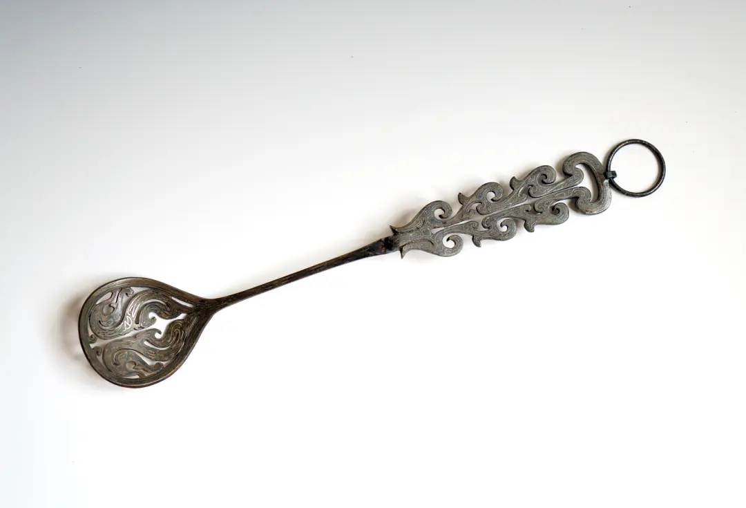 文博日歷丨錯(cuò)銀鑲嵌 鏤空雕刻 古人這樣制作漏勺