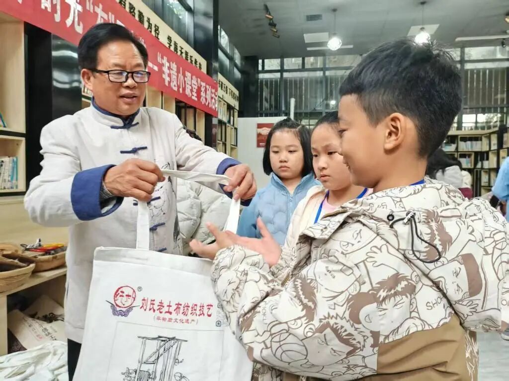 穿“梭”時(shí)光 “布”里生花