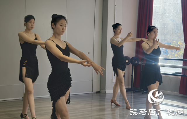 冬日燃脂告別“枯燥冷” 拉丁舞成駐馬店市民運動新寵