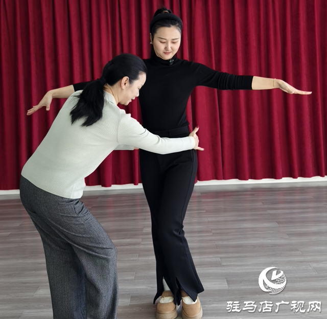 冬日燃脂告別“枯燥冷” 拉丁舞成駐馬店市民運動新寵