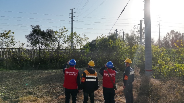 國網駐馬店供電公司：“電鐵”聯合巡檢共筑安全防線
