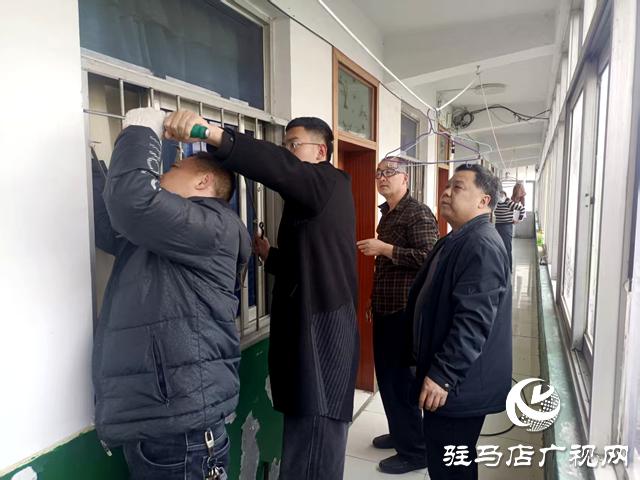 拆改隱患護(hù)平安 確山生產(chǎn)街社區(qū)開展防盜窗專項(xiàng)攻堅(jiān)行動(dòng)