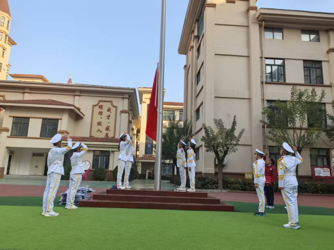  駐馬店市第三十三小學舉行升旗儀式暨“市長杯”足球賽表彰活動