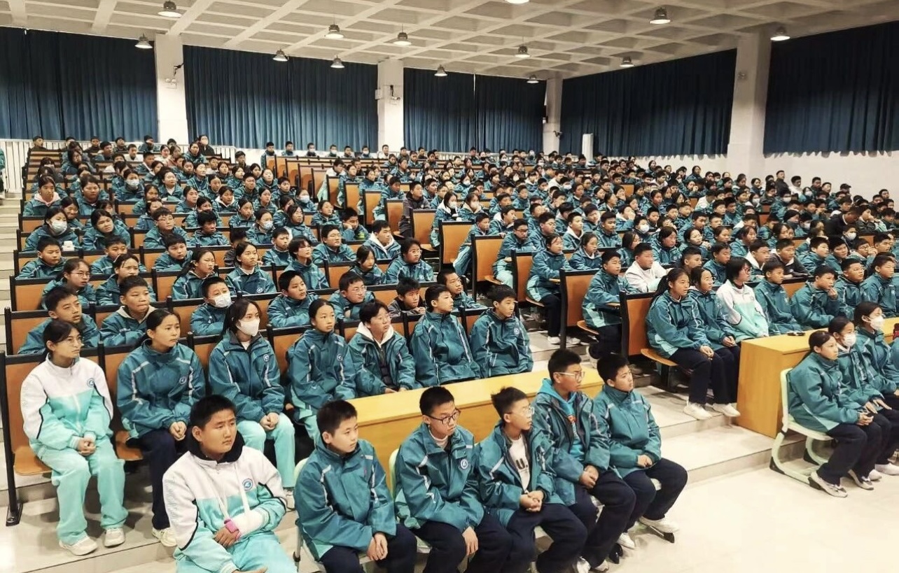 《我們是共產主義接班人》 歌聲從駐馬店市第四中學練江校區校園里飛出