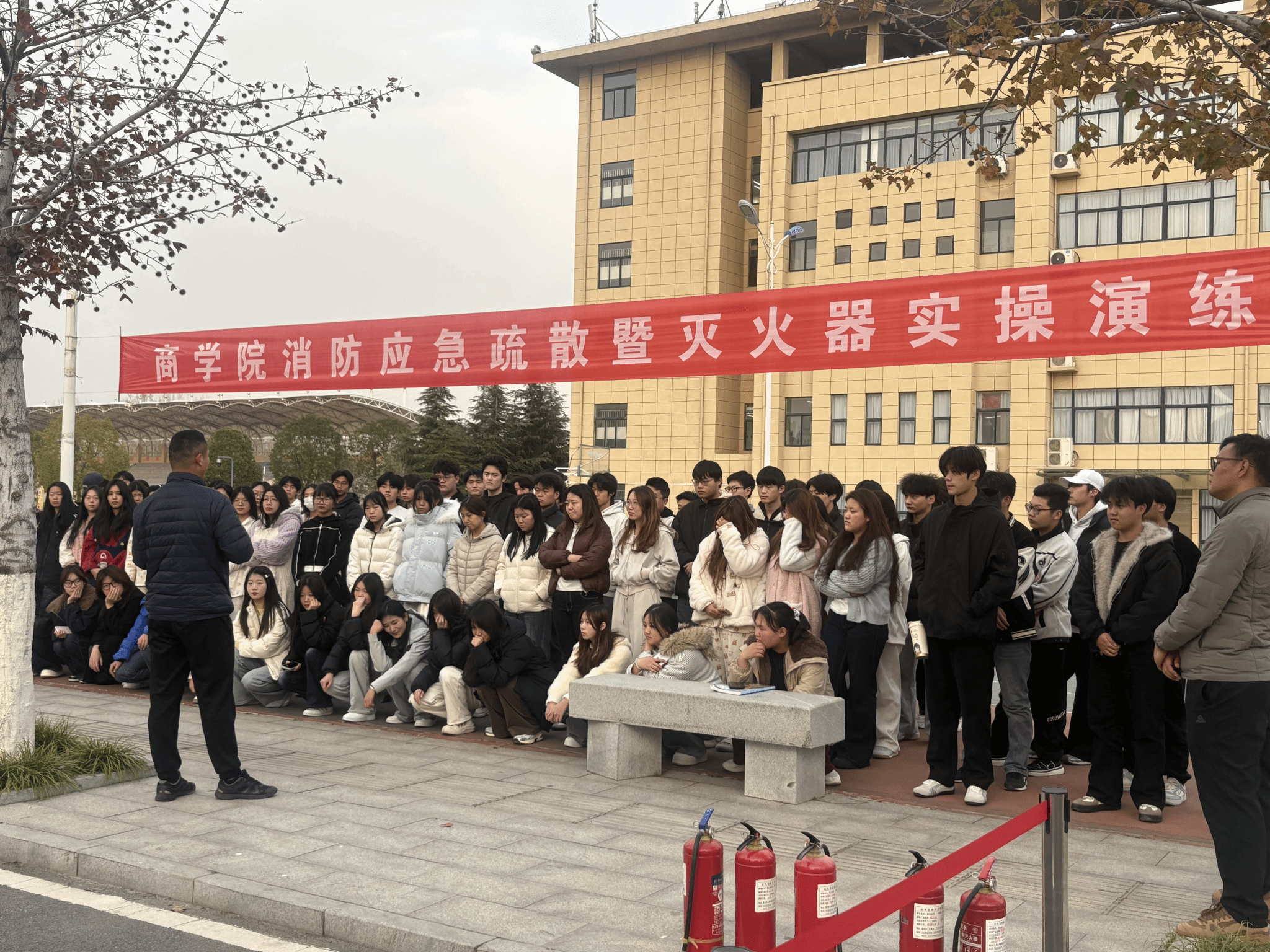  筑牢“防火墻”，上好“安全課”——駐馬店職業技術學院商學院開展消防應急疏散暨滅火器實操演練活動