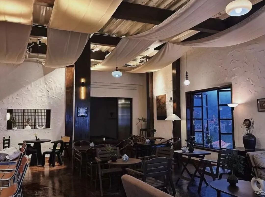 降溫了,躲進這幾家神仙咖啡館,好看好拍還好玩!